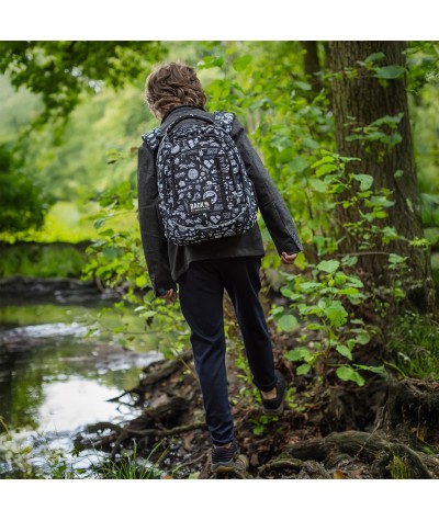 Plecak ergonomiczny czarno-biały 24L &ndash; szkolny do klasy 1-2 BackUP - R57 dla chłopca