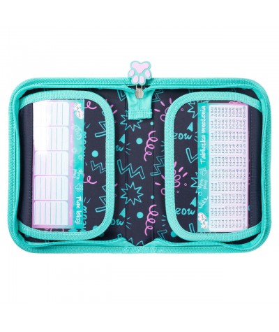 Pi&oacute;rnik z planem lekcji i tabliczką mnożenia