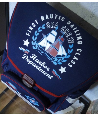 Tornister jak plecak niebieski z marynarskim wzorem dla dziewczyn i chłopaków, plecak do 1 klasy granatowy - klapa żaglówka