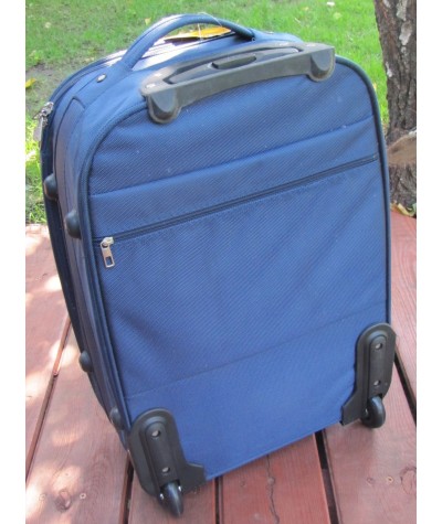 Granatowa walizka podróżna średnia, tania, powystawowa walizka