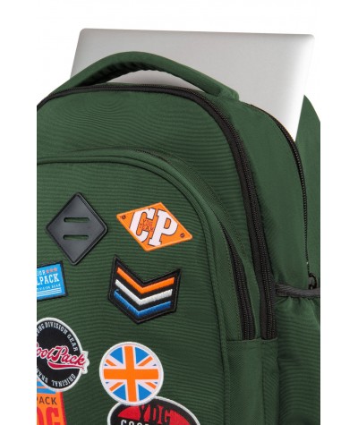 Zielony plecak na kółkach na laptop z naszywkami CoolPack Junior Badges Green